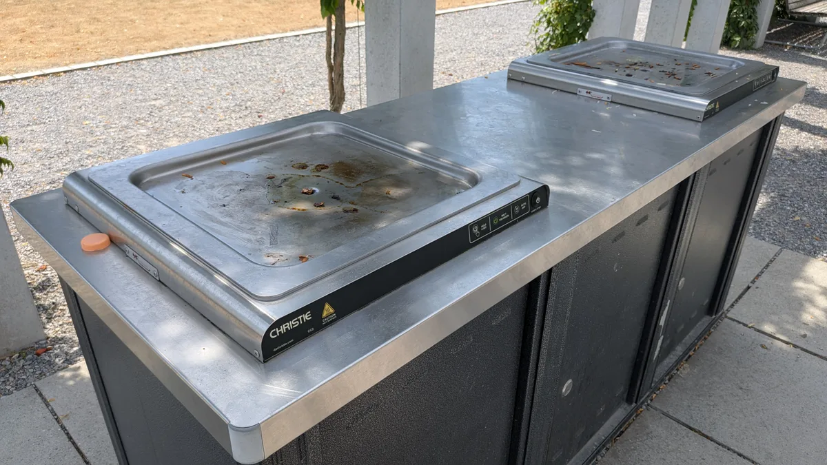 Der elektrische Plancha-Grill passt zum urbanen Style des Parks; normalerweise sind die Platten tadellos sauber. Impressionen aus einem Park.